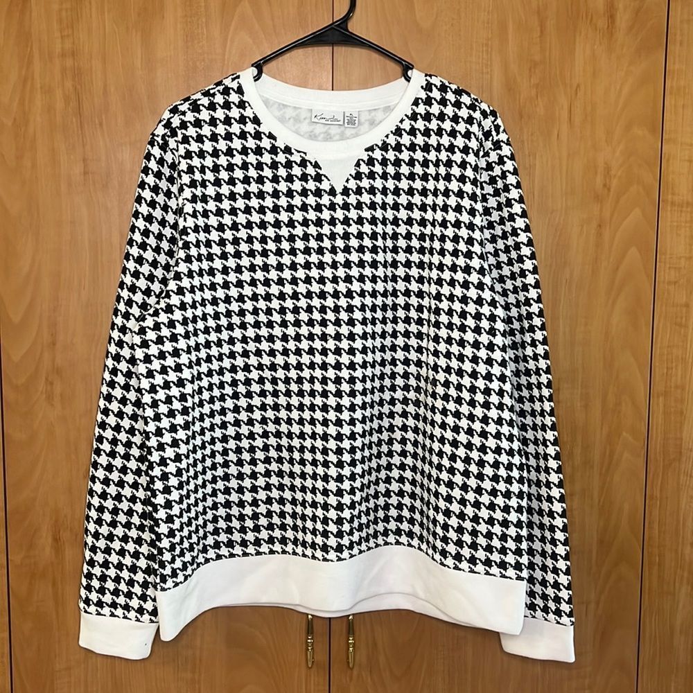 Kim Rogers Petite Large Long sleeve sweater. White and black print.
